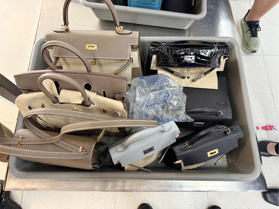 泰國警方在疑犯行李起回案中贓物。(Khaosod English圖片)