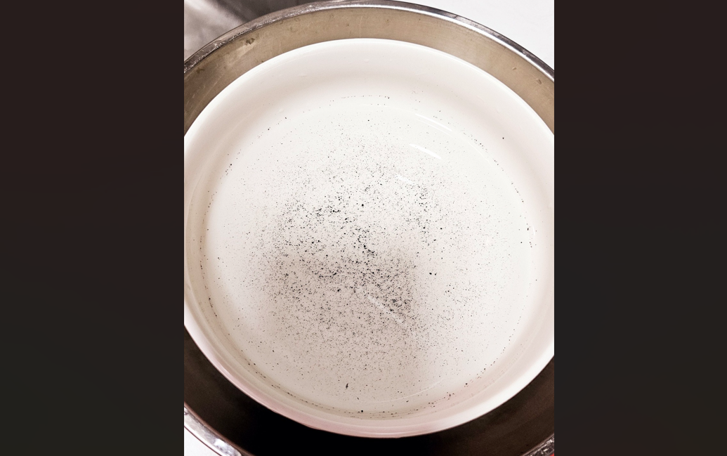 粉嶺山麗苑食水同出現黑色沉積物(皇后山居民群組圖片)