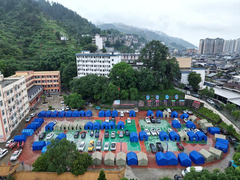 當局在榕江縣第二中學架起帳蓬,暫時安置居民。(新華社)