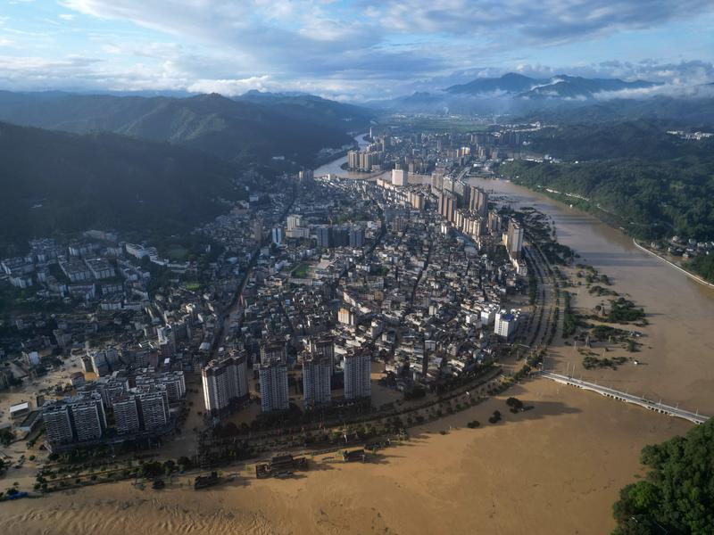 貴州榕江縣城周六被洪水淹浸。(新華社)