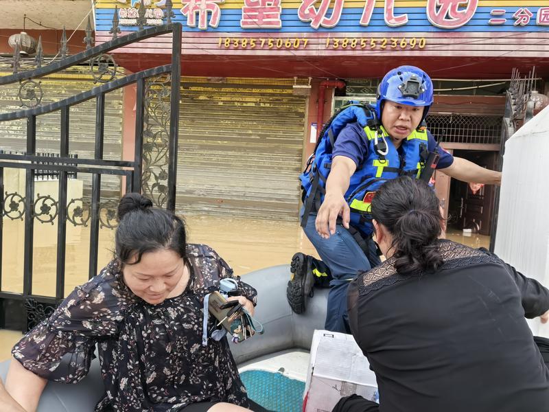 貴州榕江縣上周第一波洪峰來襲,救援人員協助居民撤離。(新華社)