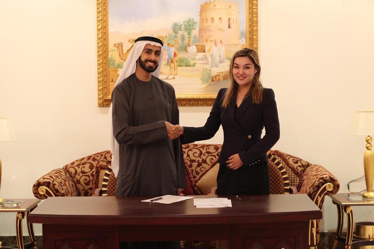 阿里(左)與麥懿睿(右) 去年在杜拜簽署註冊家族辦公室文件。(資料圖片)