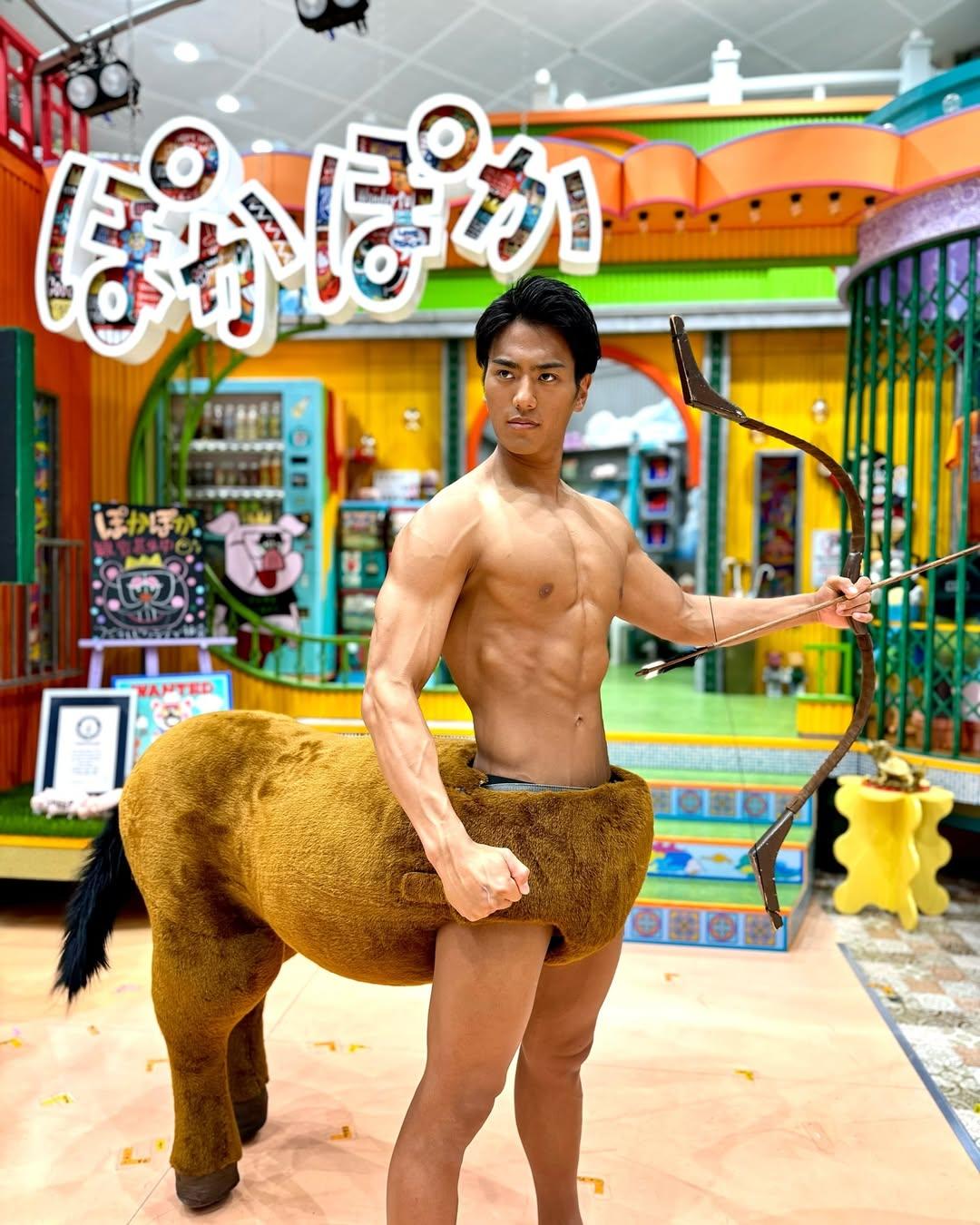 富士電視台主播山本賢太不時展示堅實肌肉。