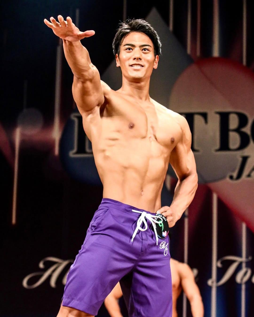 富士電視台主播山本賢太不時展示堅實肌肉。