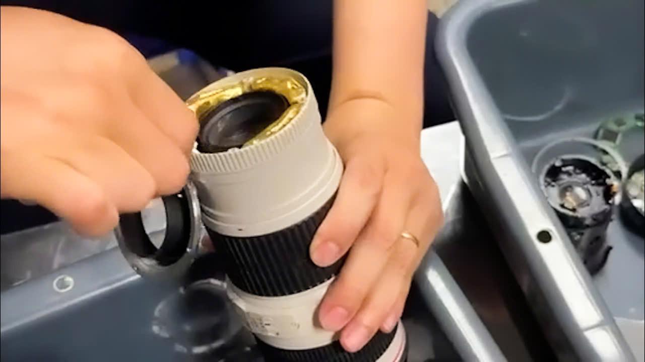 越南河內內排國際機場本月25日查獲一宗手法極其隱密的黃金走私案。一名台灣男旅客將近2公斤、價值超過21.5萬美元(約170萬港元)的黃金藏於相機鏡頭中企圖闖關入境,最終遭當場識破。(越南海關)