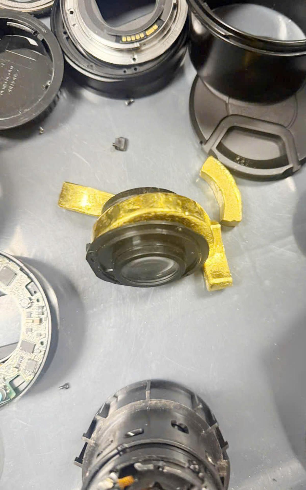 越南河內內排國際機場本月25日查獲一宗手法極其隱密的黃金走私案。一名台灣男旅客將近2公斤、價值超過21.5萬美元(約170萬港元)的黃金藏於相機鏡頭中企圖闖關入境,最終遭當場識破。(越南海關)