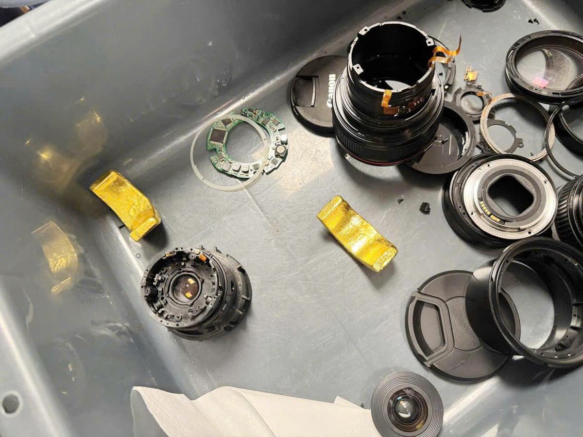 越南河內內排國際機場本月25日查獲一宗手法極其隱密的黃金走私案。一名台灣男旅客將近2公斤、價值超過21.5萬美元(約170萬港元)的黃金藏於相機鏡頭中企圖闖關入境,最終遭當場識破。(越南海關)