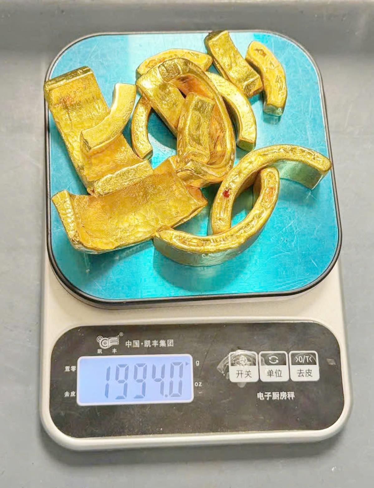 越南河內內排國際機場本月25日查獲一宗手法極其隱密的黃金走私案。一名台灣男旅客將近2公斤、價值超過21.5萬美元(約170萬港元)的黃金藏於相機鏡頭中企圖闖關入境,最終遭當場識破。(越南海關)