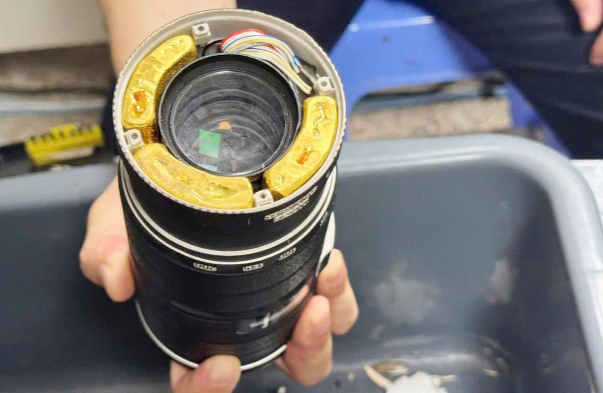 越南河內內排國際機場本月25日查獲一宗手法極其隱密的黃金走私案。一名台灣男旅客將近2公斤、價值超過21.5萬美元(約170萬港元)的黃金藏於相機鏡頭中企圖闖關入境,最終遭當場識破。(越南海關)