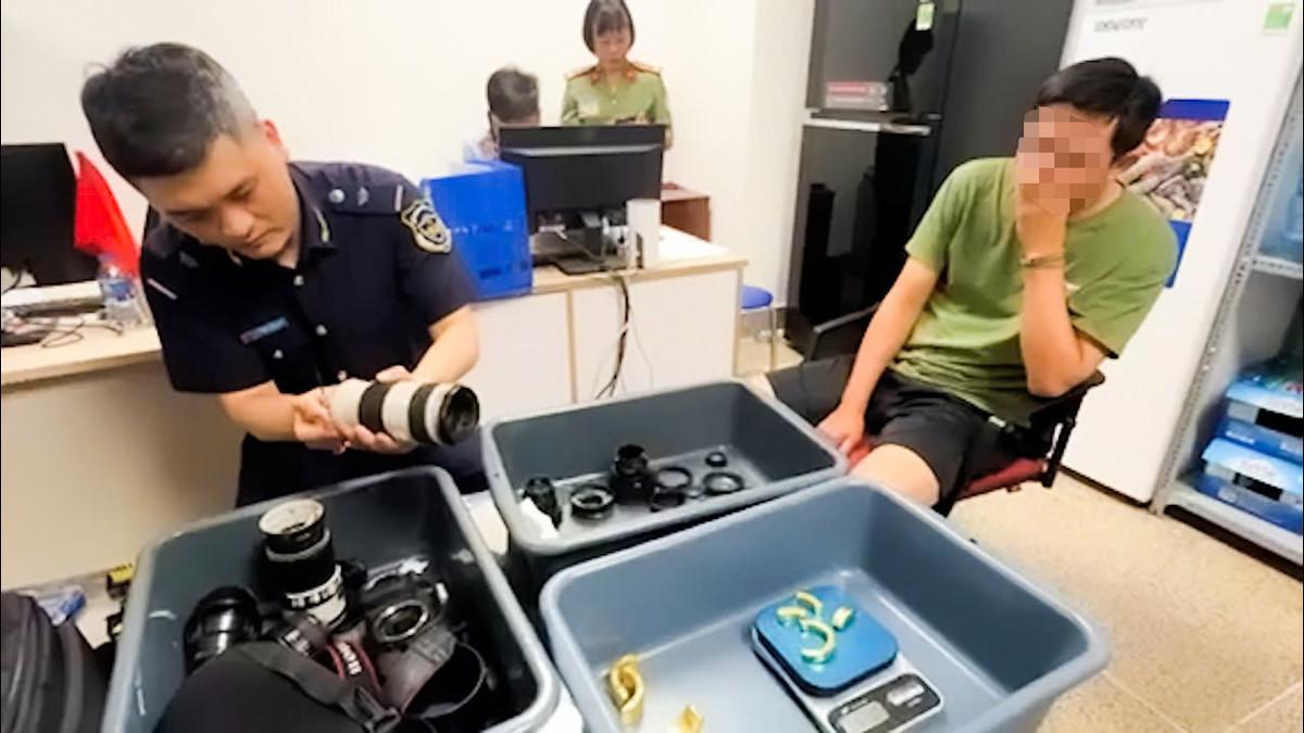 越南河內內排國際機場本月25日查獲一宗手法極其隱密的黃金走私案。一名台灣男旅客將近2公斤、價值超過21.5萬美元(約170萬港元)的黃金藏於相機鏡頭中企圖闖關入境,最終遭當場識破。(越南海關)