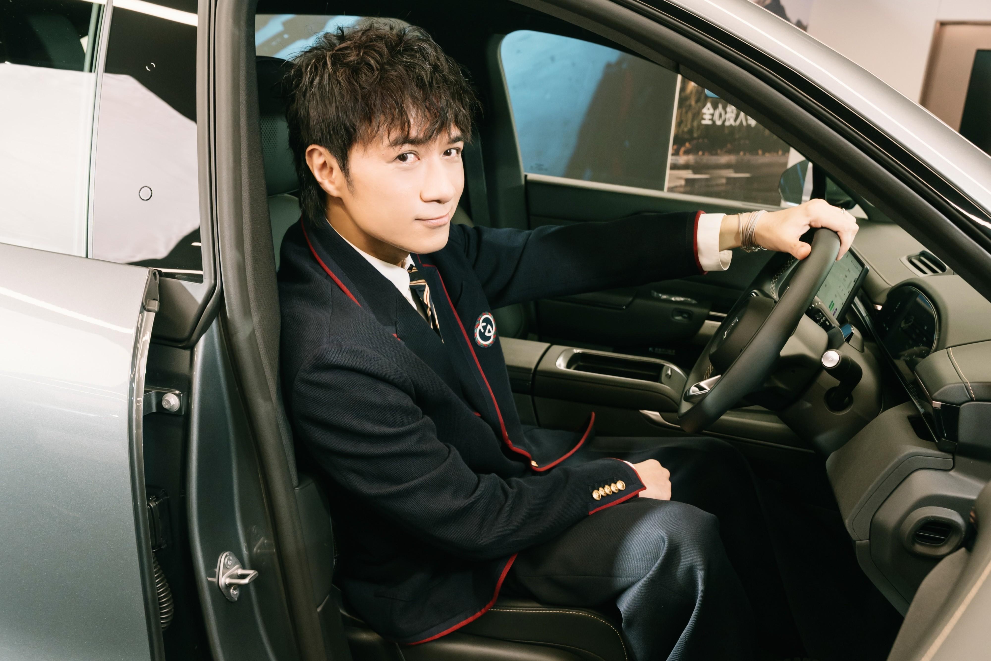 古巨基大讚Zeekr 7X的外型時尚,內部空間寬敞,並具備強大的智能功能和卓越的安全性能,完全符合他的需求。