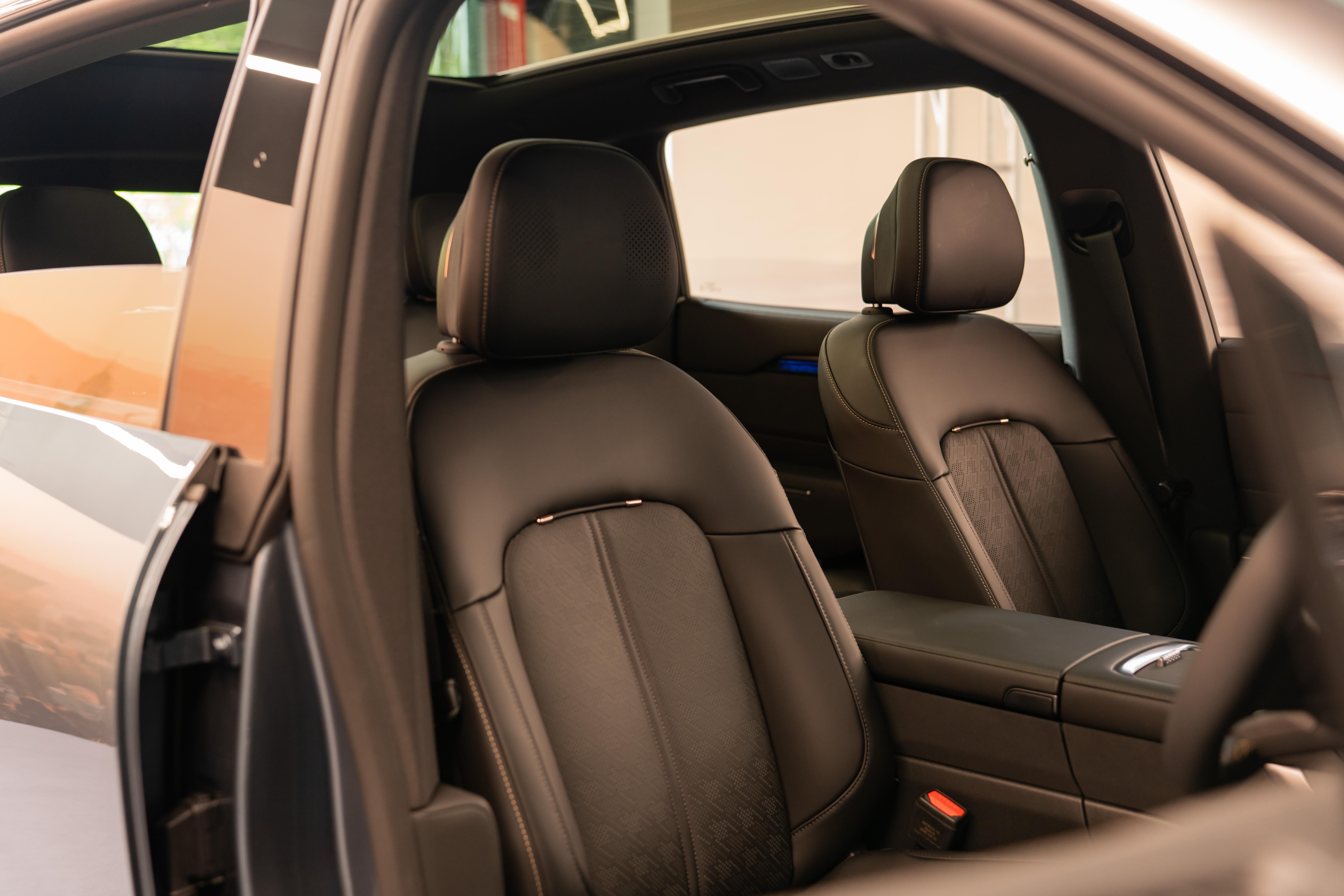 電動車|Zeekr 7X Plus及Platinum版本更有按摩及通風雙前坐椅。