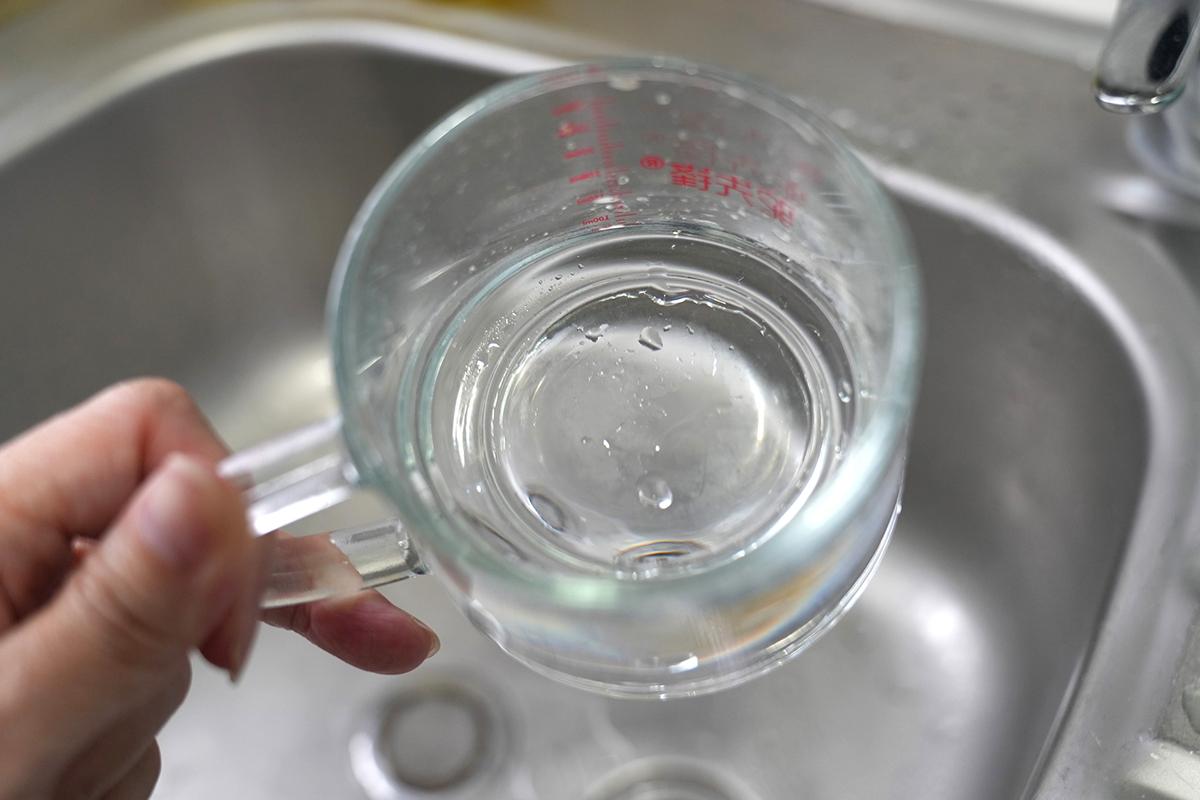 水務署表示,目測探訪住戶家中取得的食水水質清澈。(FB專頁「房委會 - 公屋人情風貌」)