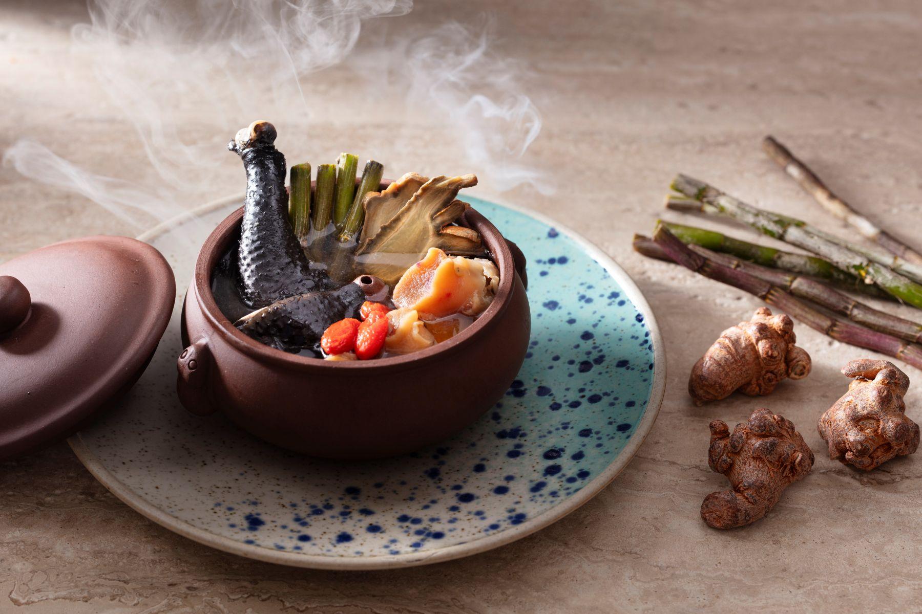 三七鮮石斛海螺汽鍋雞 $88每位(美心皇宮、翠園、八月花、映月樓)滋補養生湯味回甘。