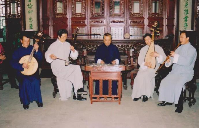 徐匯區長橋江南絲竹樂團憑藉深厚藝術底蘊,與卓越傳承創新能力,成為上海市非物質文化遺產代表性傳承團體。