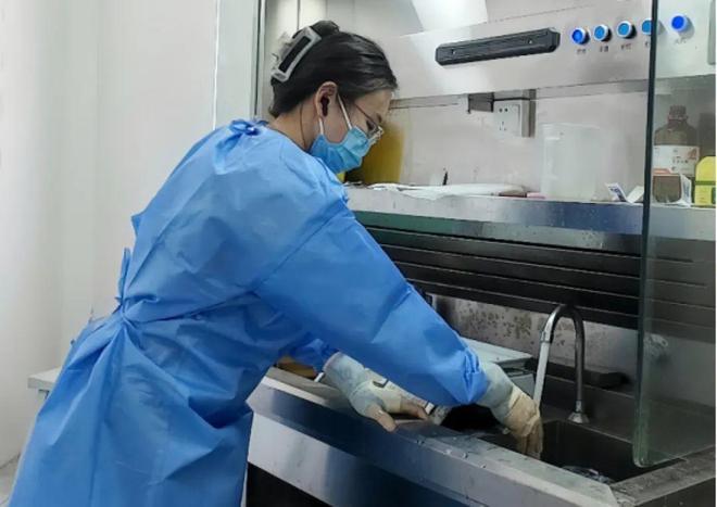 女法醫延延3年來處理超過600具遺體。(影片截圖)