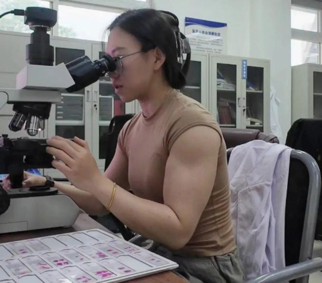 女法醫延延擁有一身結實肌肉,意外暴紅網路。(影片截圖)
