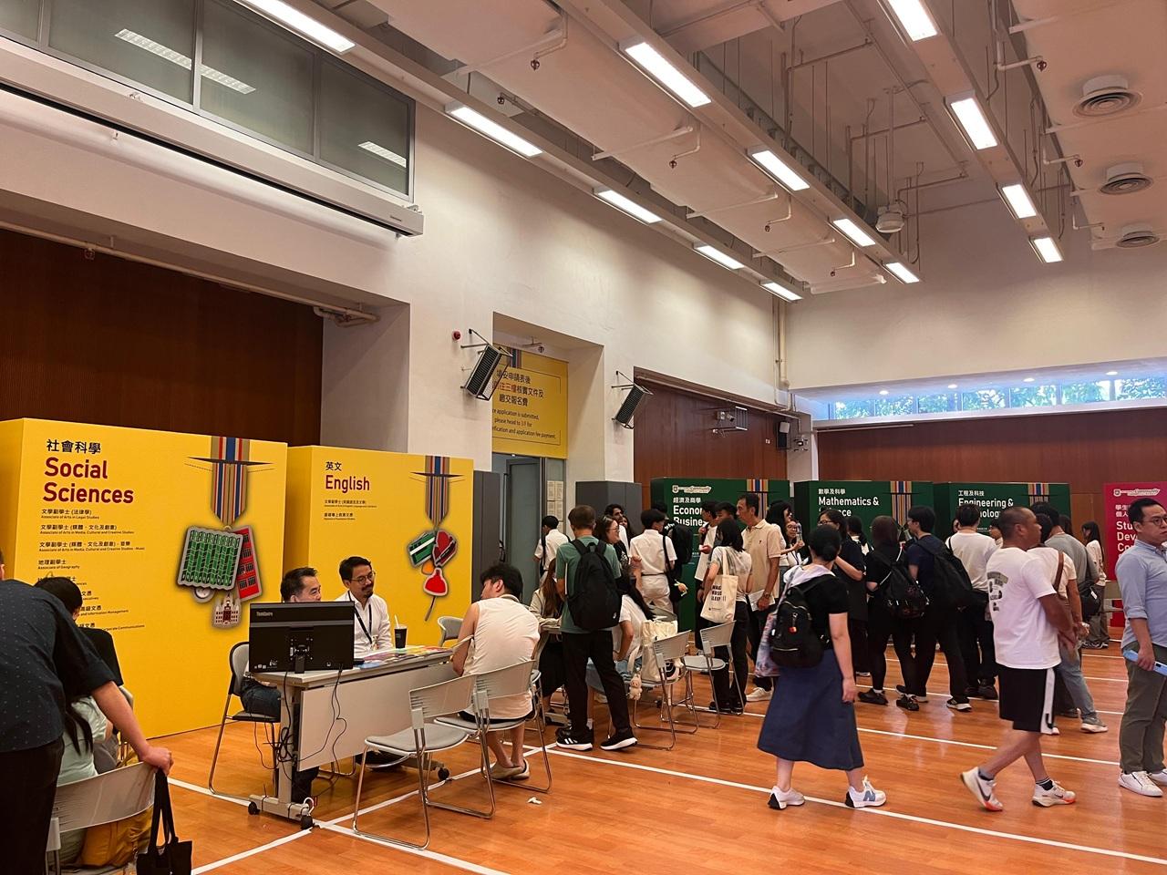 中學文憑試 DSE今日(16日)放榜,位於九龍灣的香港大學附屬學院,截至下午2時已有21,000人報名。(香港大學附屬學院提供)