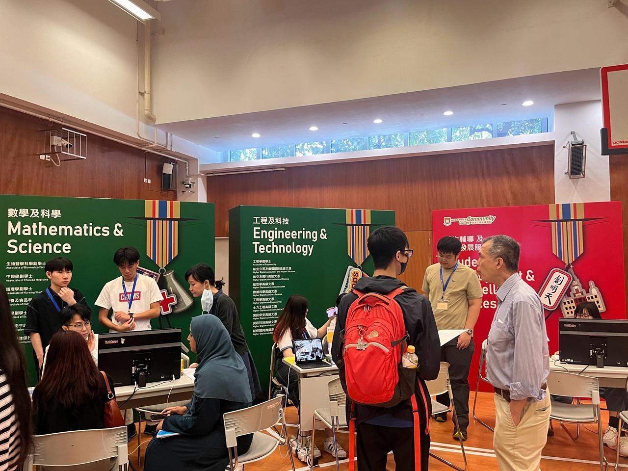 中學文憑試 DSE今日(16日)放榜,位於九龍灣的香港大學附屬學院,截至下午2時已有21,000人報名。(香港大學附屬學院提供)