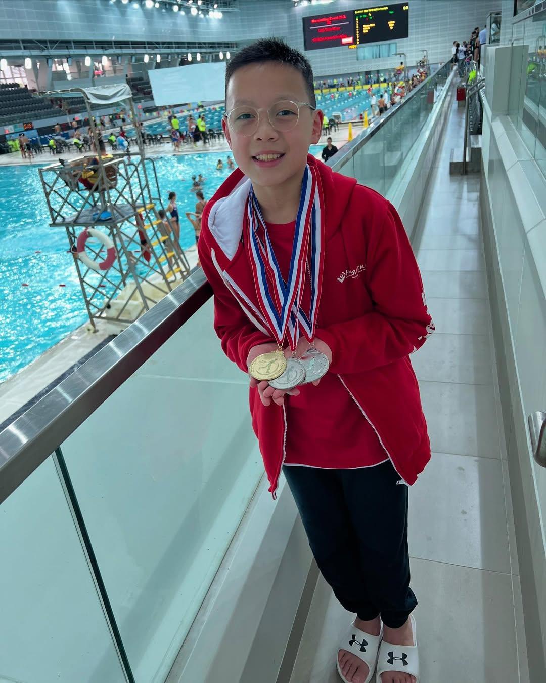 Evan在游泳比賽上戰績彪炳。