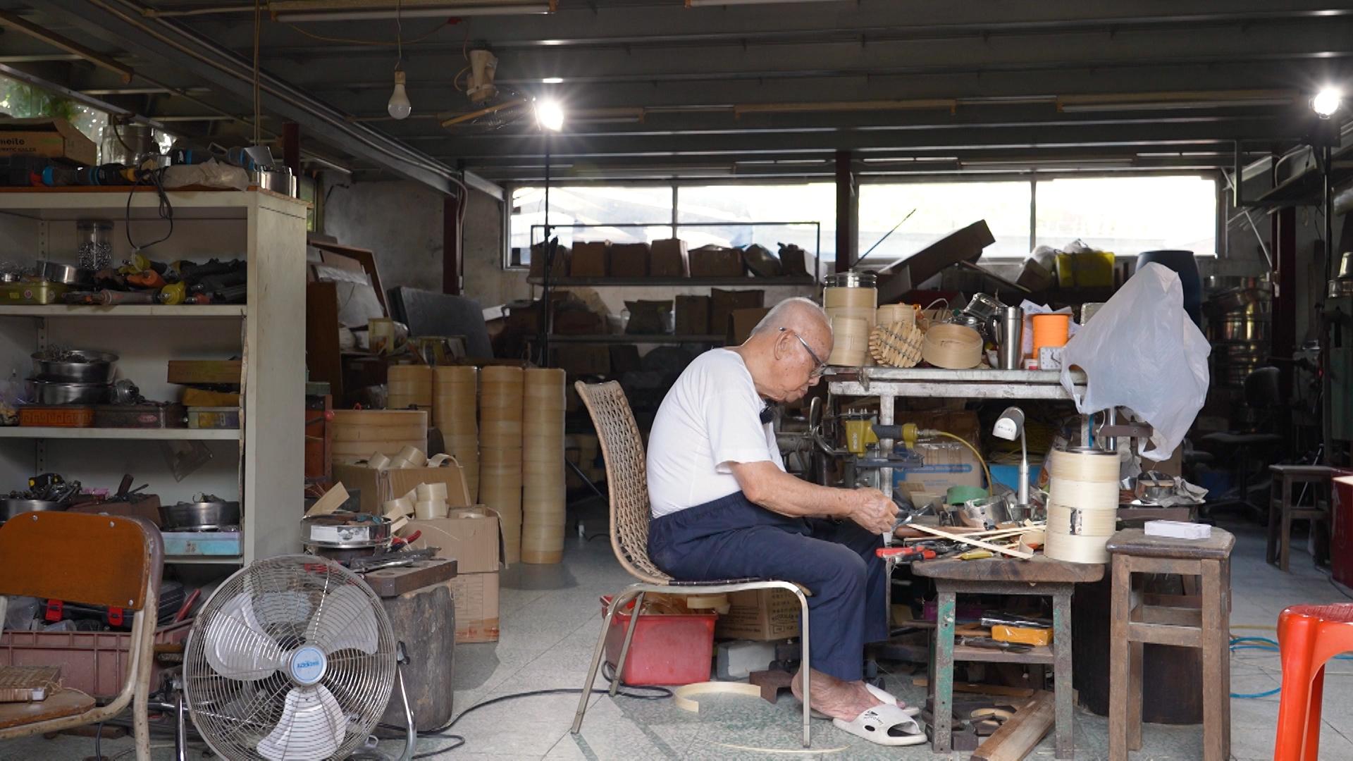 今年94歲的呂明(明叔)於七十年代開設蒸籠廠。