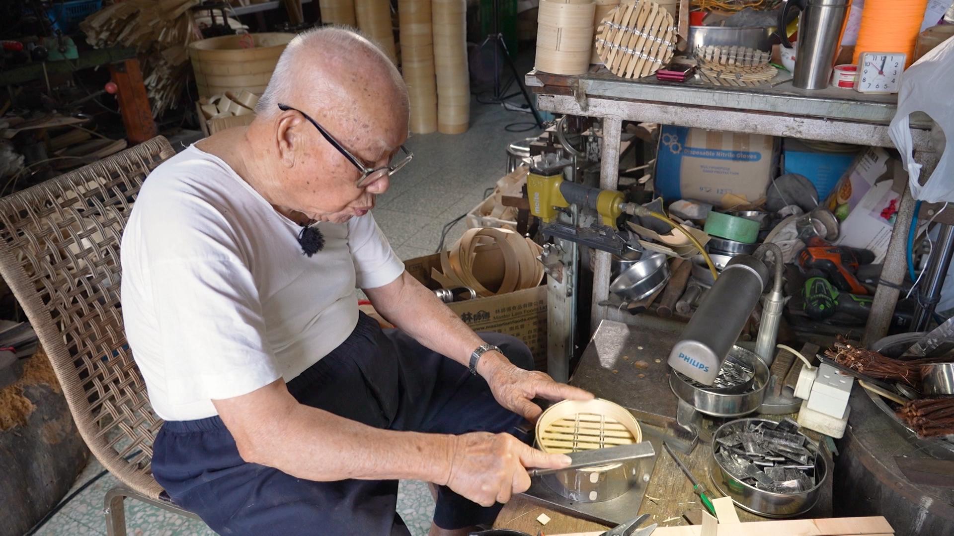 今時今日94歲的明叔仍堅持每日親手製作蒸籠。