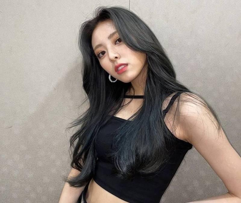 有娜在劇中飾演朴信惠親妹妹洪玫瑰。