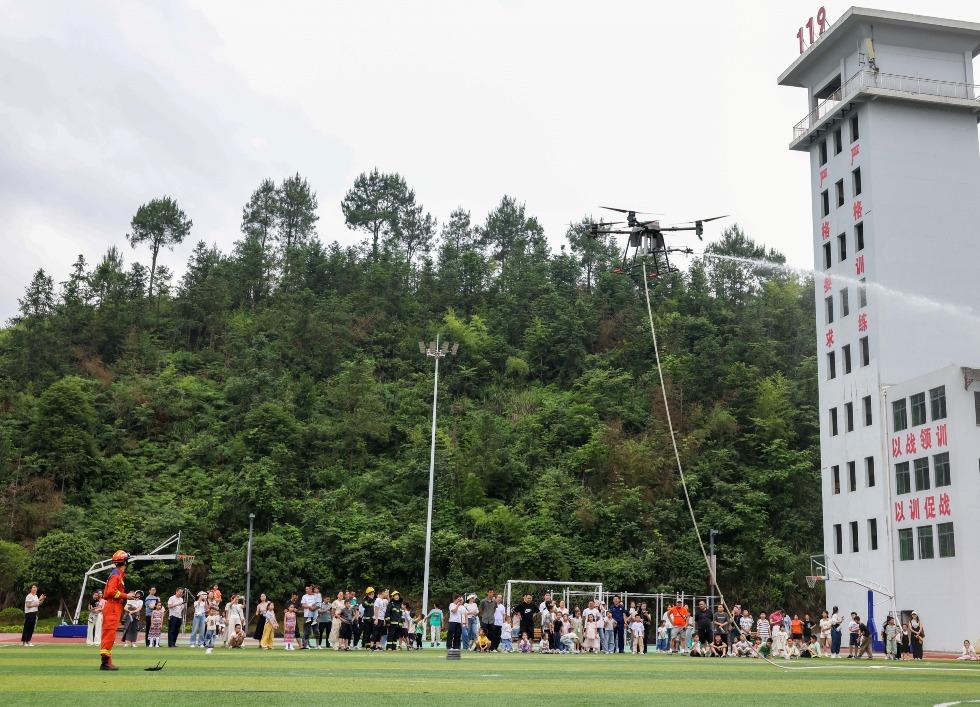 消防無人機操控員助力消防救援工作。(圖片來源:視覺中國)