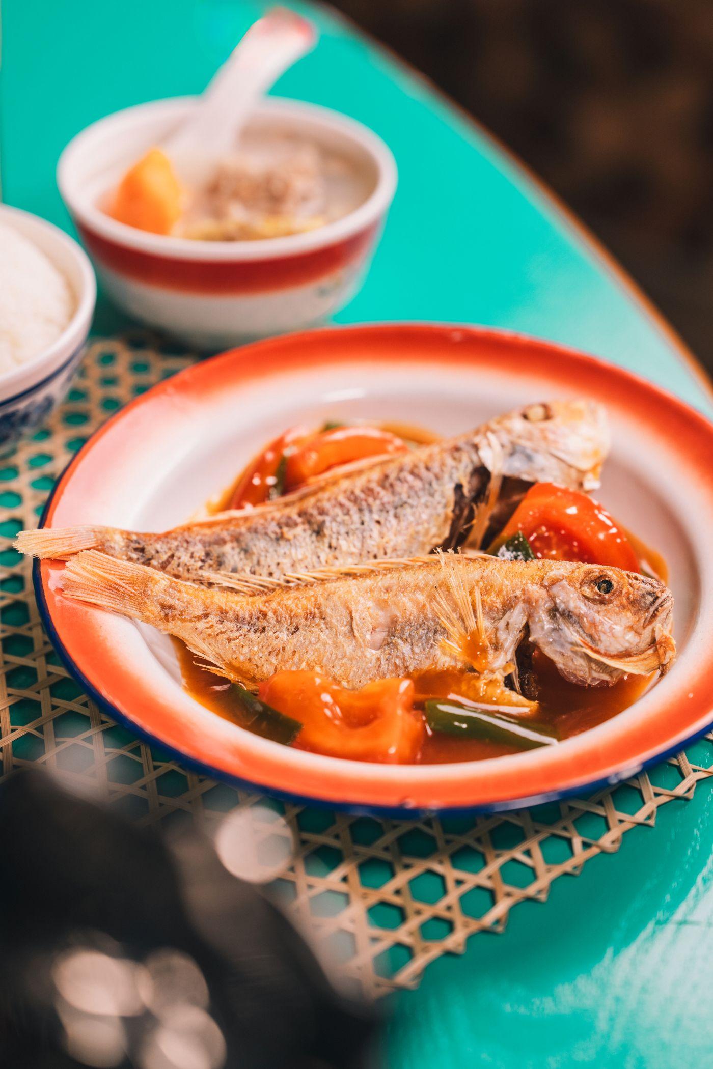 平日午市套餐幾抵食,選擇有蒸/煎魚,附送白飯、例湯及飲品,$60全包免加一。