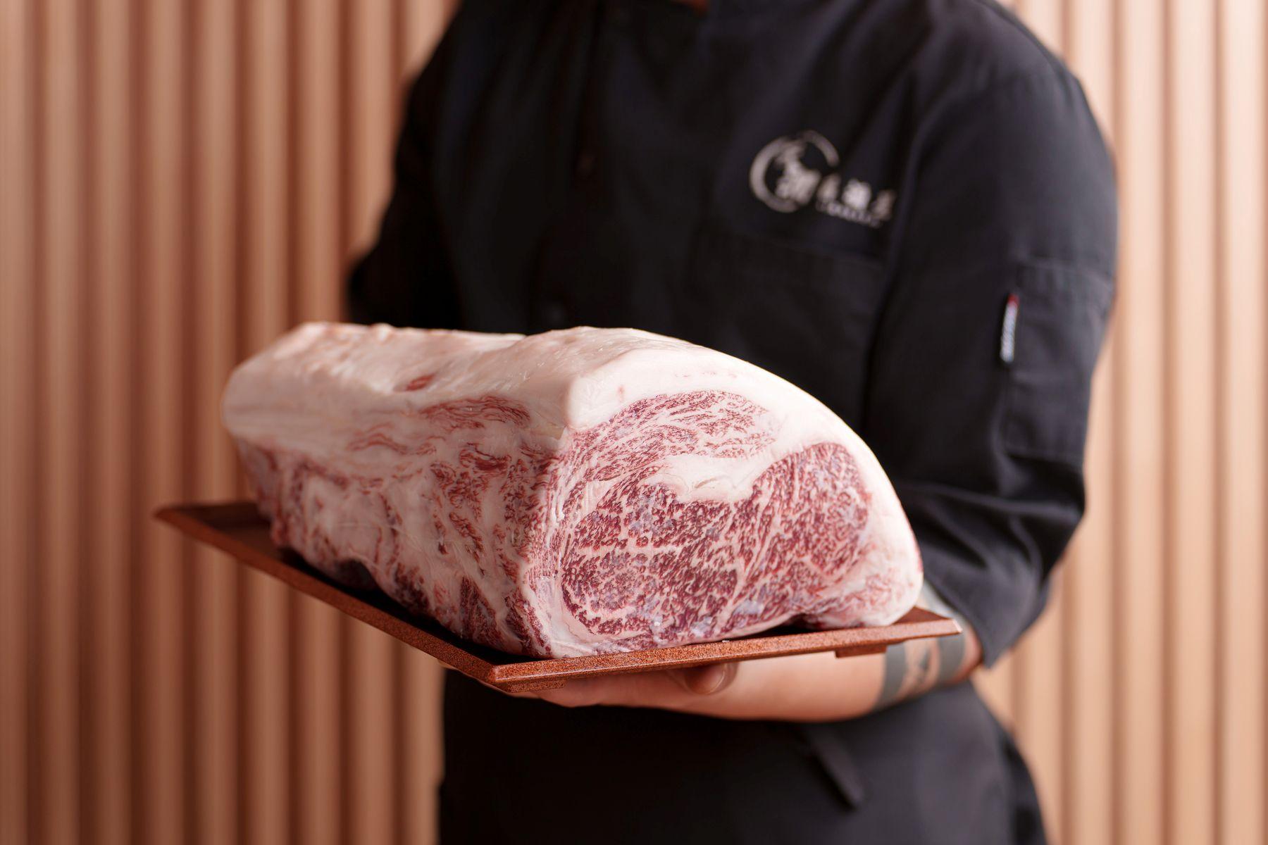 天澗壽喜屋購入原塊鹿兒島 A4 黑毛和牛,油花豐腴入口甘香。