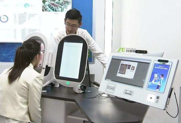 「智慧眼」四診儀正在進行面診、舌診。(網上圖片)