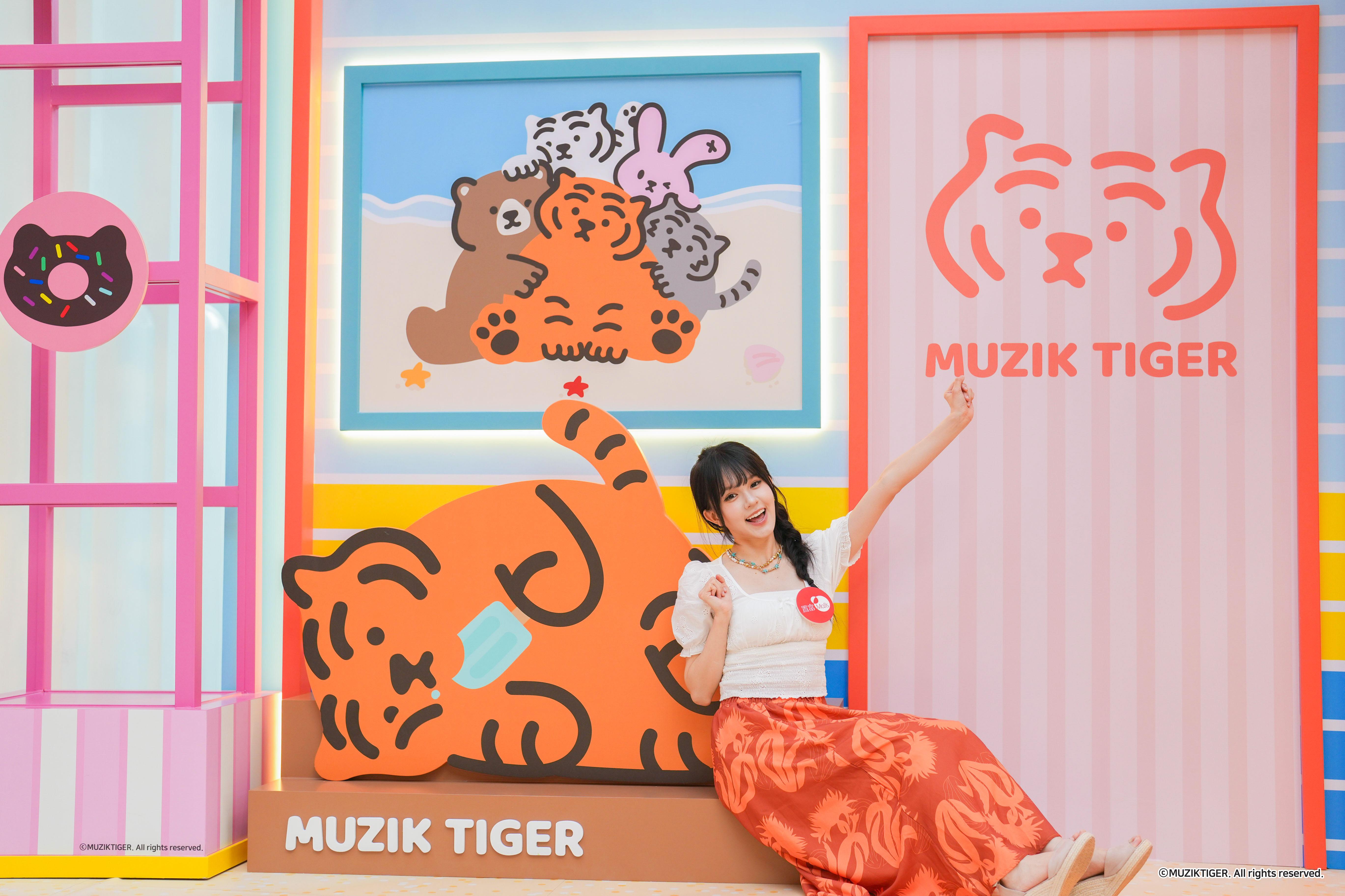 在一排彩色小屋前,穿著救生圈的Taffee正準備出海暢泳,救生員Dark Porumee也在一旁待命