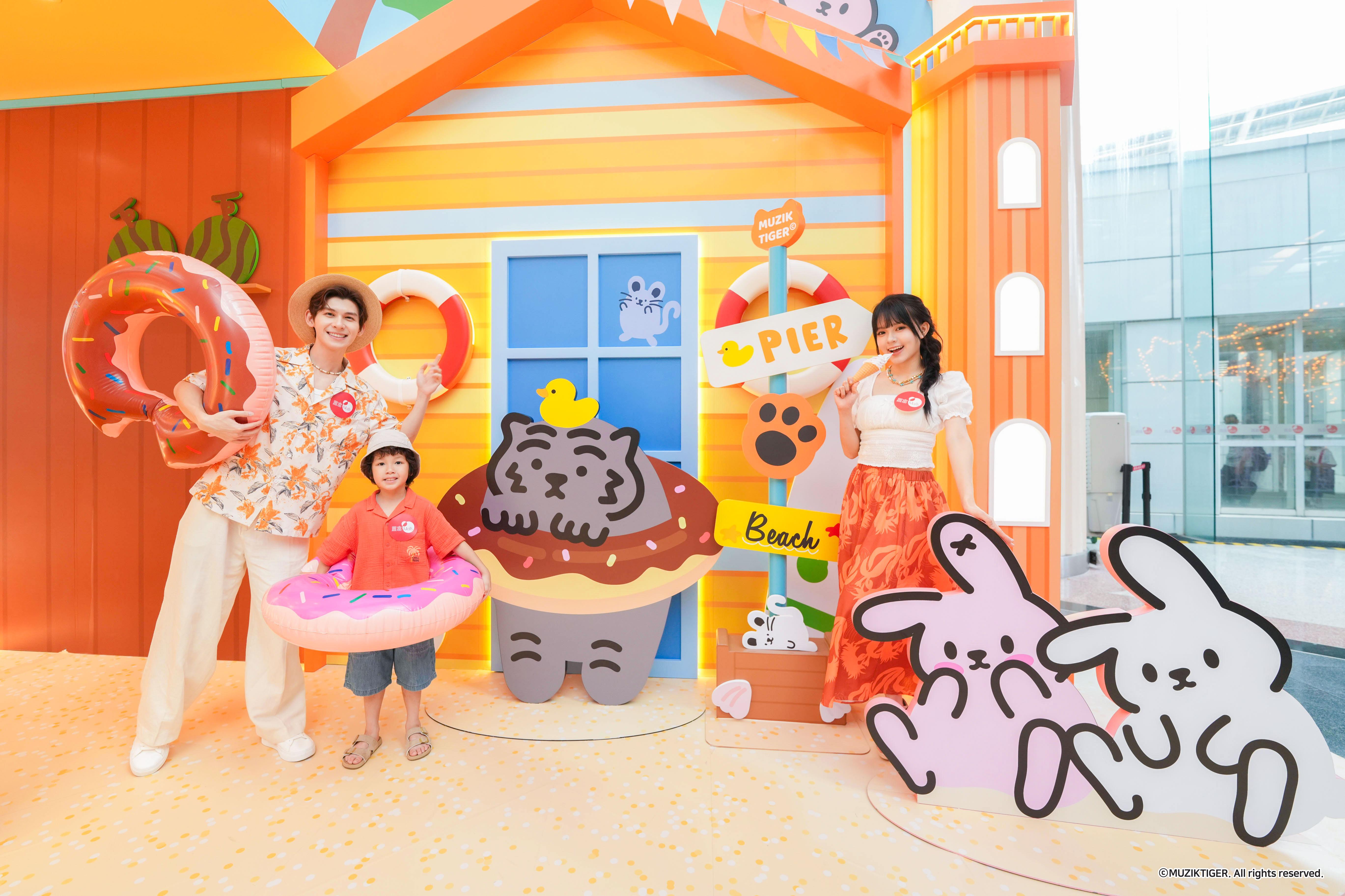 在一排彩色小屋前,穿著救生圈的Taffee正準備出海暢泳,救生員Dark Porumee也在一旁待命