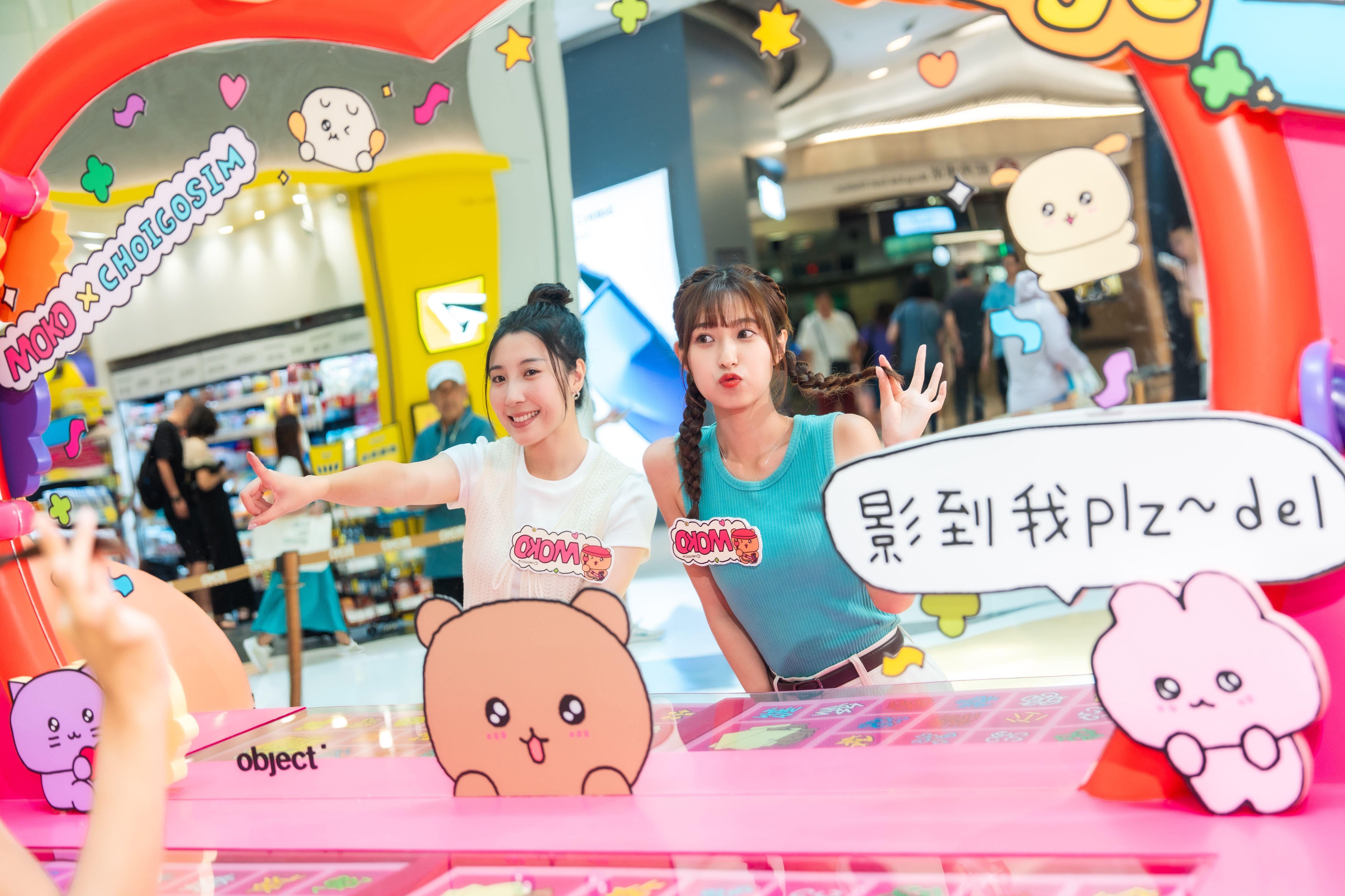 在梳妝鏡前補妝打卡,與崔高興的閨蜜們齊齊對著鏡子拍下美美的照片