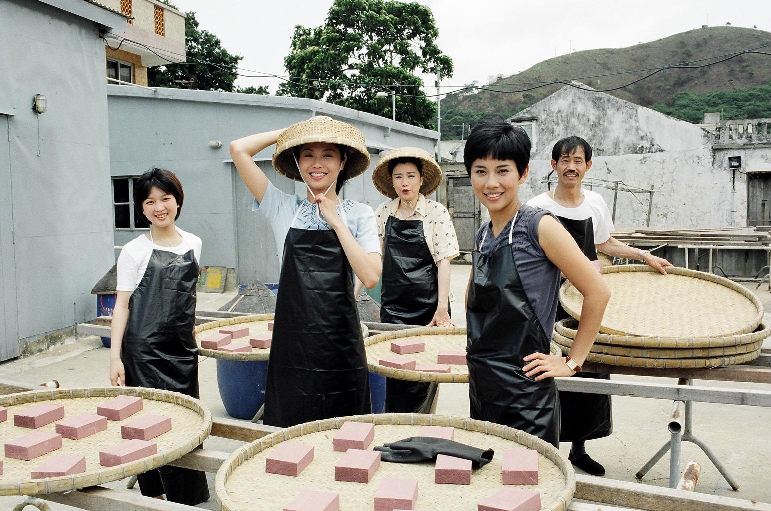 劇中開心一家人經營的蝦膏廠是主要場景之一,全面地展示了大澳特產——蝦膏的製作過程。(網上圖片)