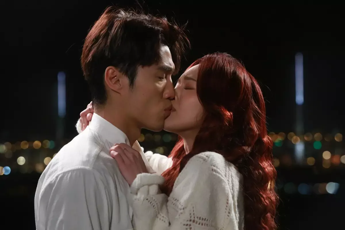 丁子朗在《妳不是她》擔正做主角,與馮盈盈合演一對戀人。