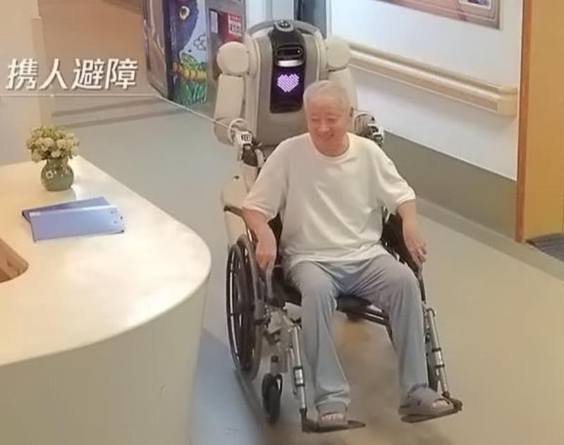 小五搭載了自主導航系統,可以推着老人散步、避開障礙。(網上片段截圖)