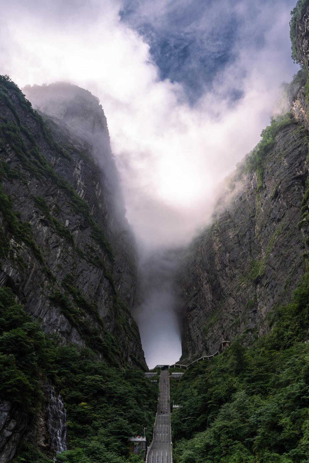幸運的話,還能一睹張家界「天門吐霧」奇觀——一團團雲霧從山洞中翻湧而出,看起來宛如仙境。(圖片來源:Getty)