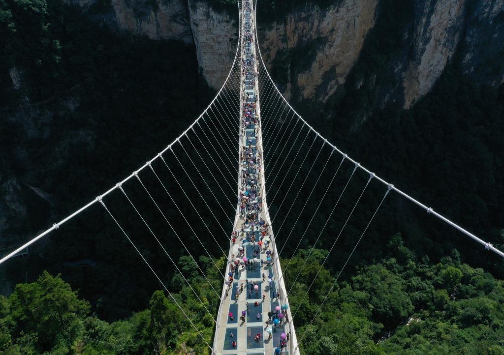 大家漫步在玻璃橋上,猶如橫跨於山峰之間,腳底是萬丈深淵的山谷,大家敢挑戰嗎?(圖片來源:視覺中國)