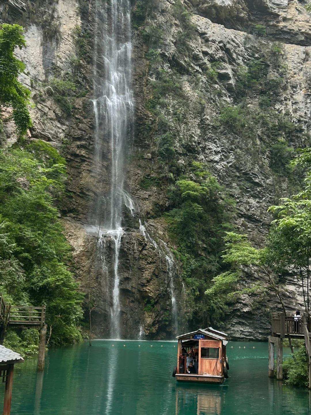 聽着一線天瀑布的瀑聲轟鳴,沁涼的水汽頓時消解盛夏燥熱。(圖片來源:小紅書)