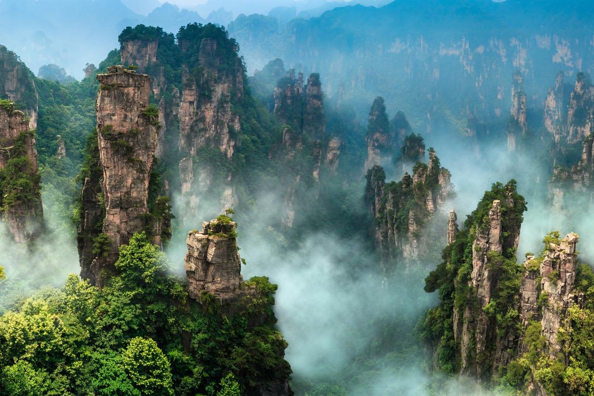 武陵源風景名勝區,擁有3,000多座形狀奇異的山峰、800多條溪澗。同時亦有岩溶洞穴、瀑布群及天然森林,美不勝收。 (圖片來源:Shutterstock)