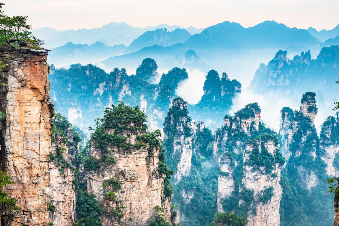 袁家界中氣勢磅礴的山水,繚繞的山間雲霧,形狀各異的奇峰怪石,構成一幅幅壯觀的水墨畫。(圖片來源:Shutterstock)