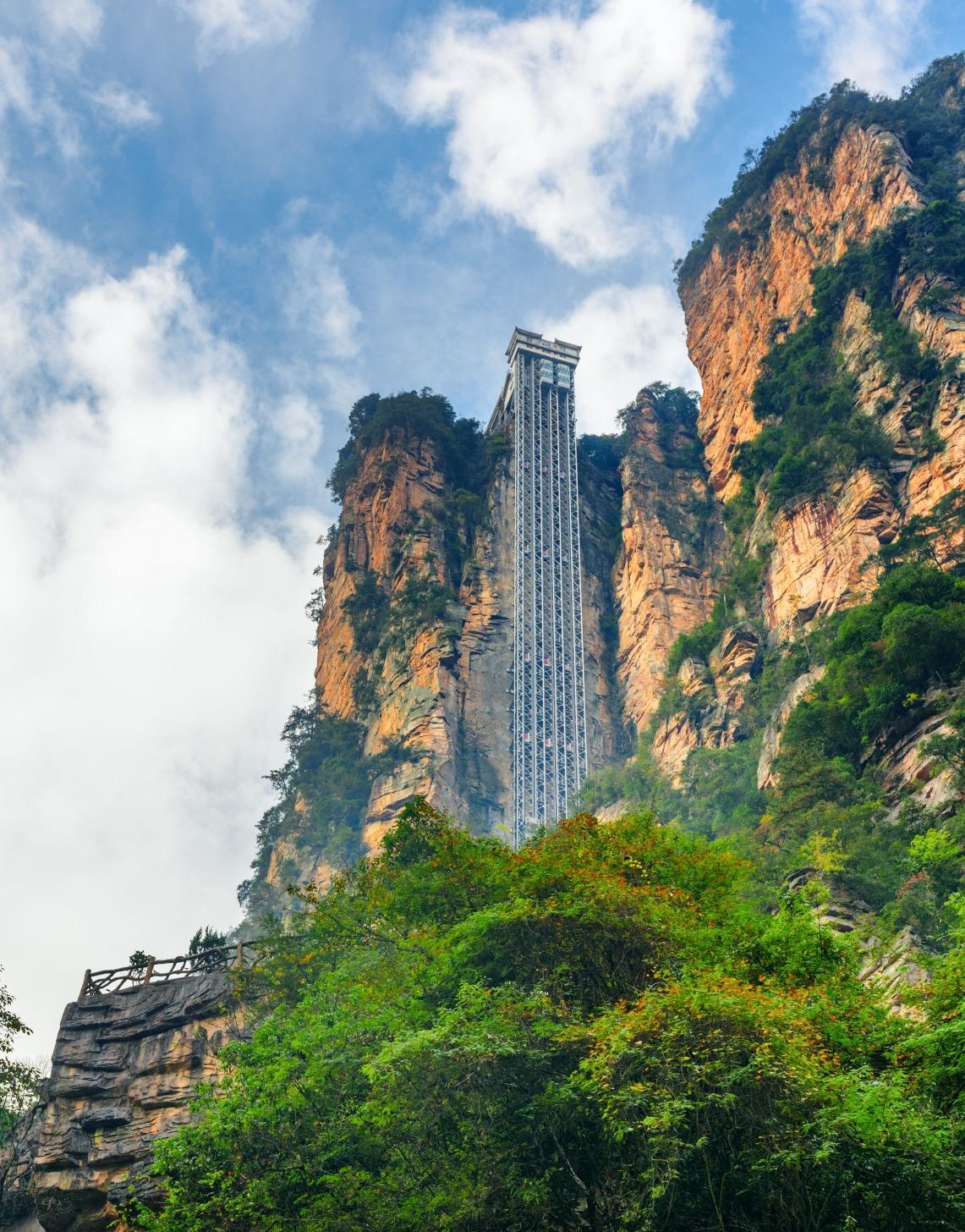 張家界的百龍天梯,以326米的高度獲《健力士世界紀錄大全》認證為世界「最高戶外電梯」,有「世界第一梯」的稱號。(圖片來源:Shutterstock)