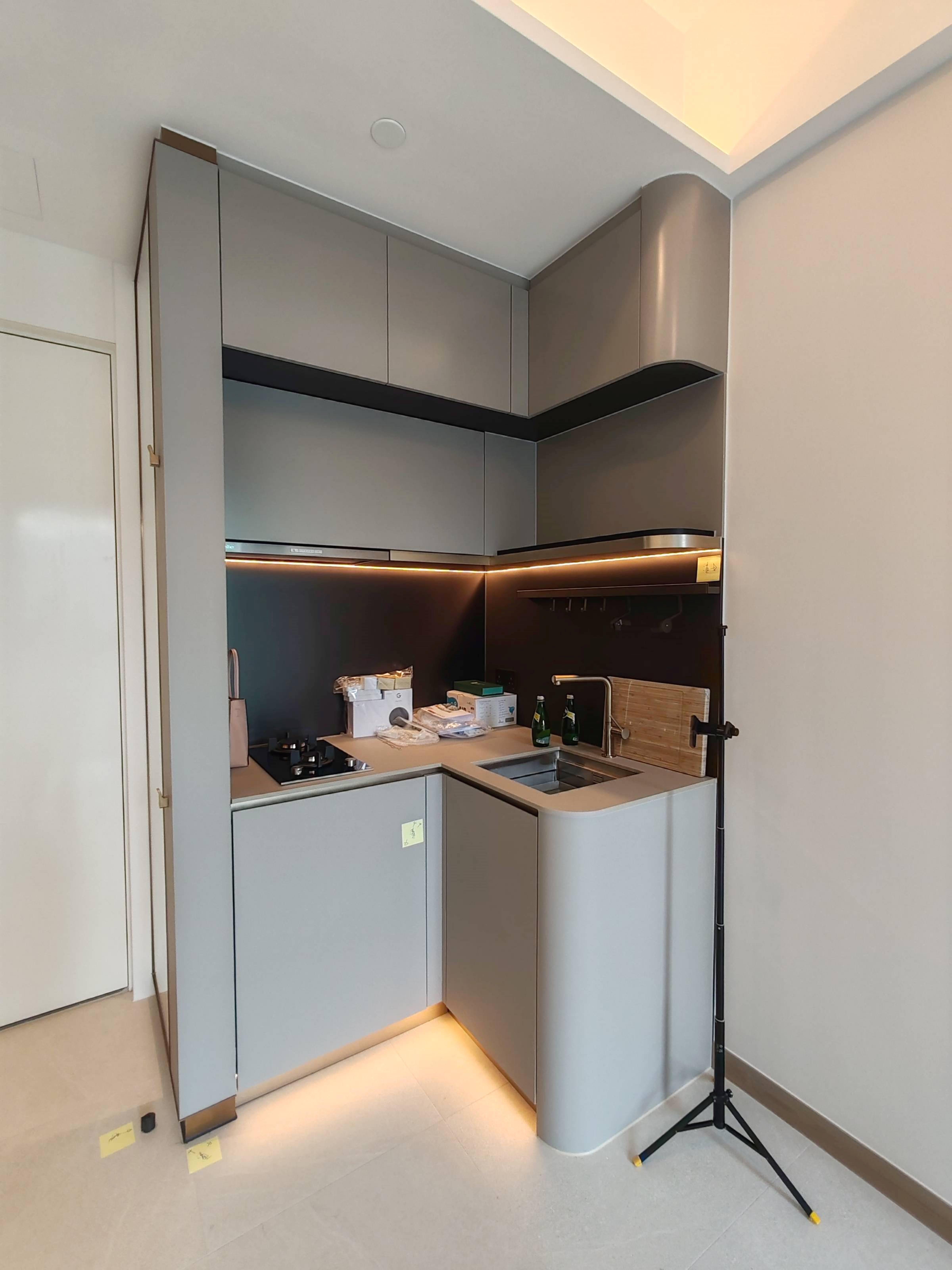 小小的開放式廚房,五臟俱全。