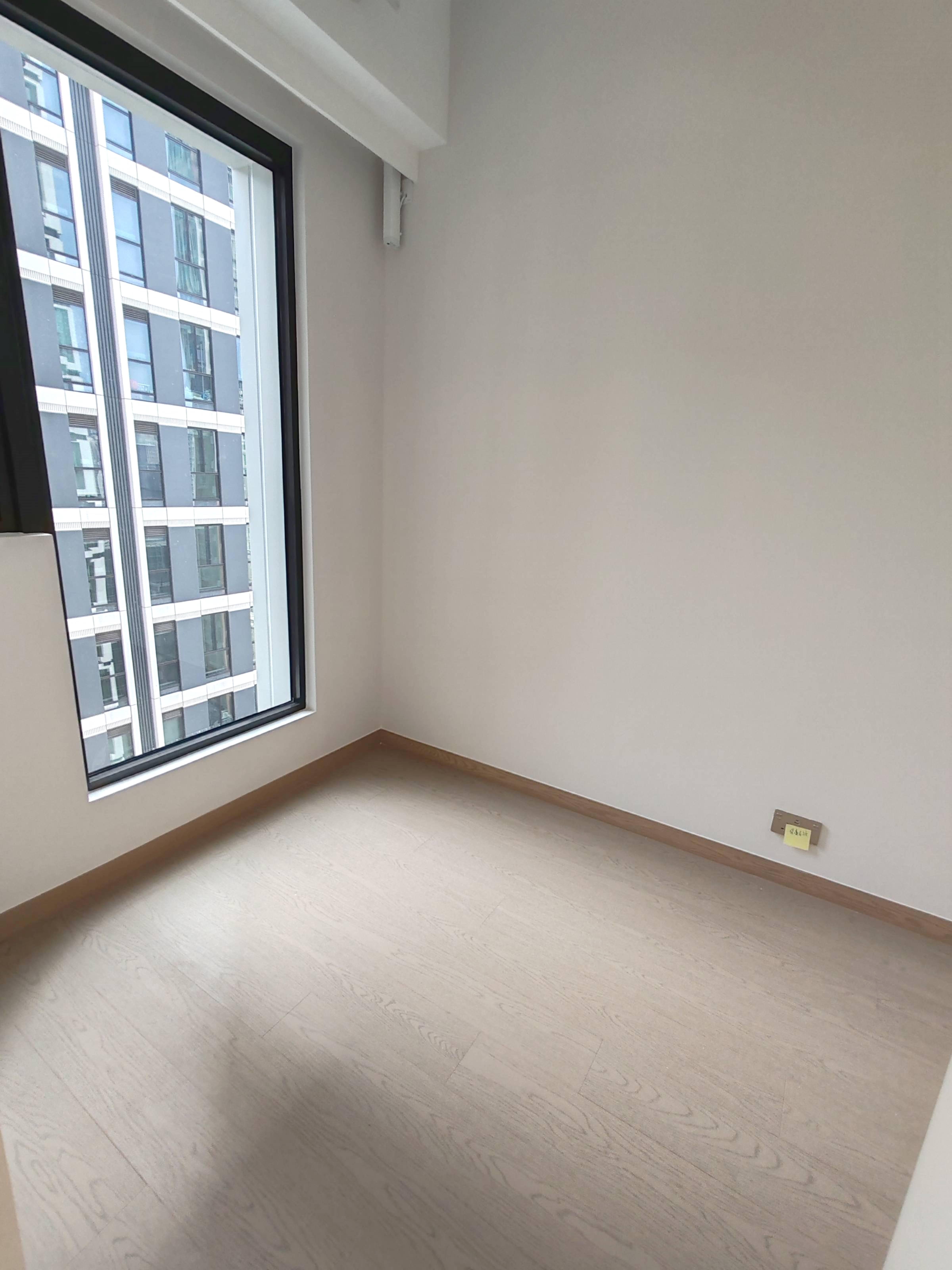 單位為一房間隔,設有落地大玻璃窗。