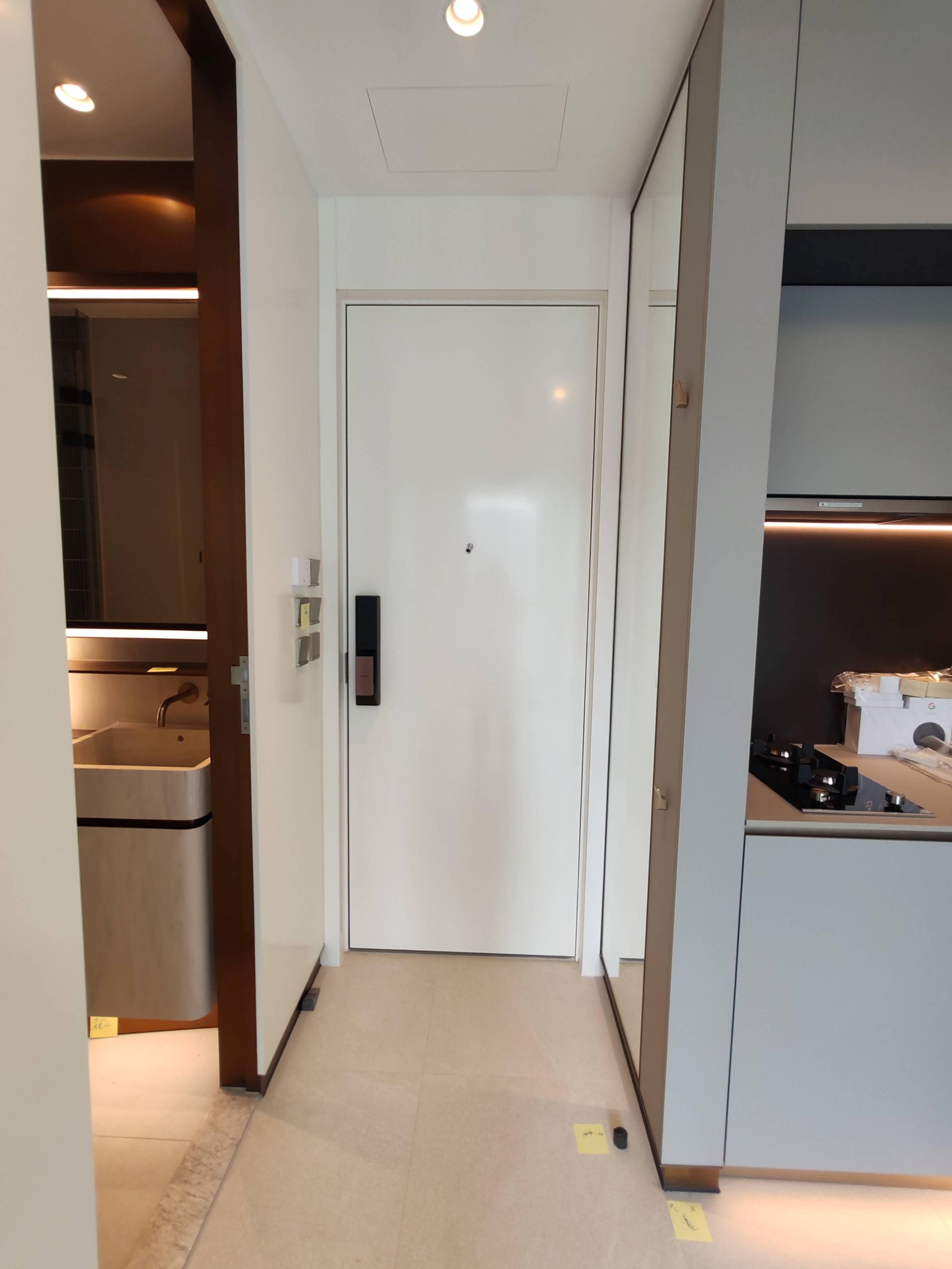 玄關位有空間擺放小型鞋櫃及收納櫃。