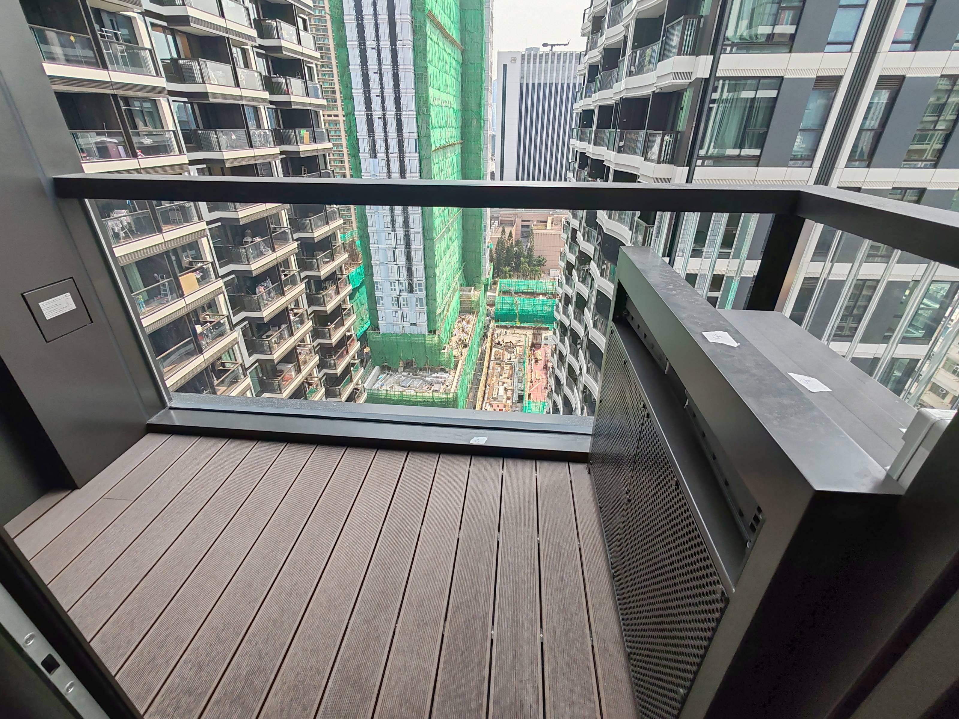 露台面向屋苑內園,以樓景為主。