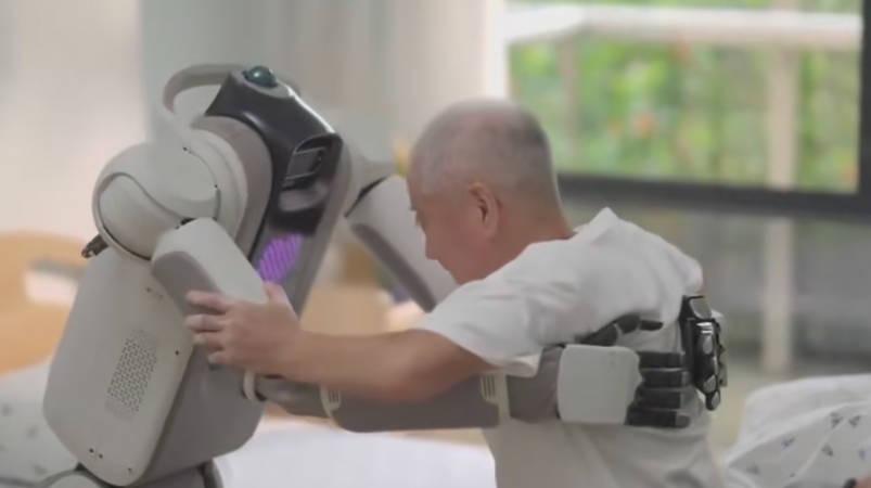 養老機械人小五能將65公斤的老人從床上穩穩扶到輪椅上。(網上圖片)