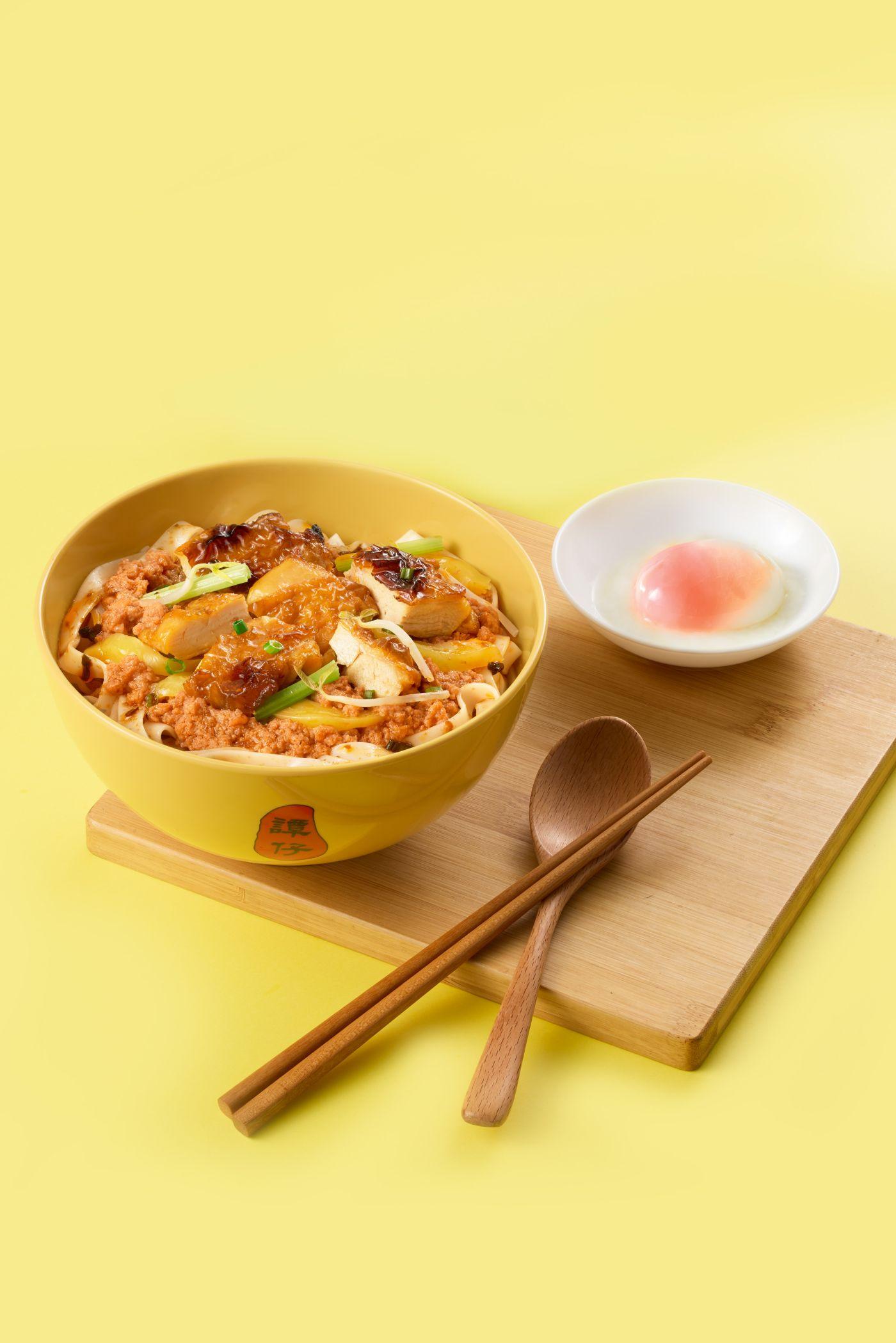 炸醬酸菜烤雞撈寬麵$49(溫泉蛋另加$8)