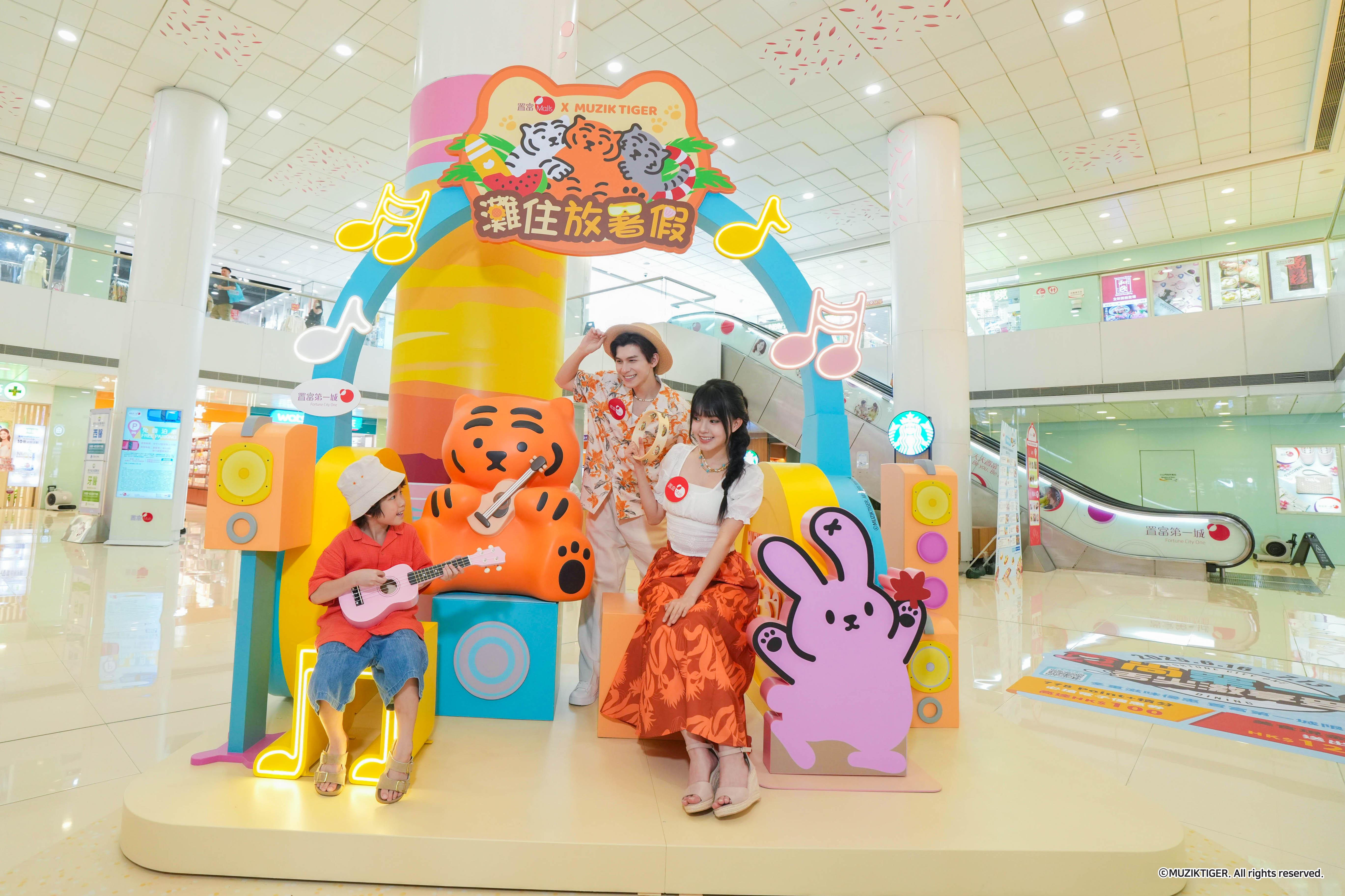 於巨大的耳機之下,結他手Toffee為你傾力演奏,Porumee輕快地隨着音樂起舞,帶動氣氛。